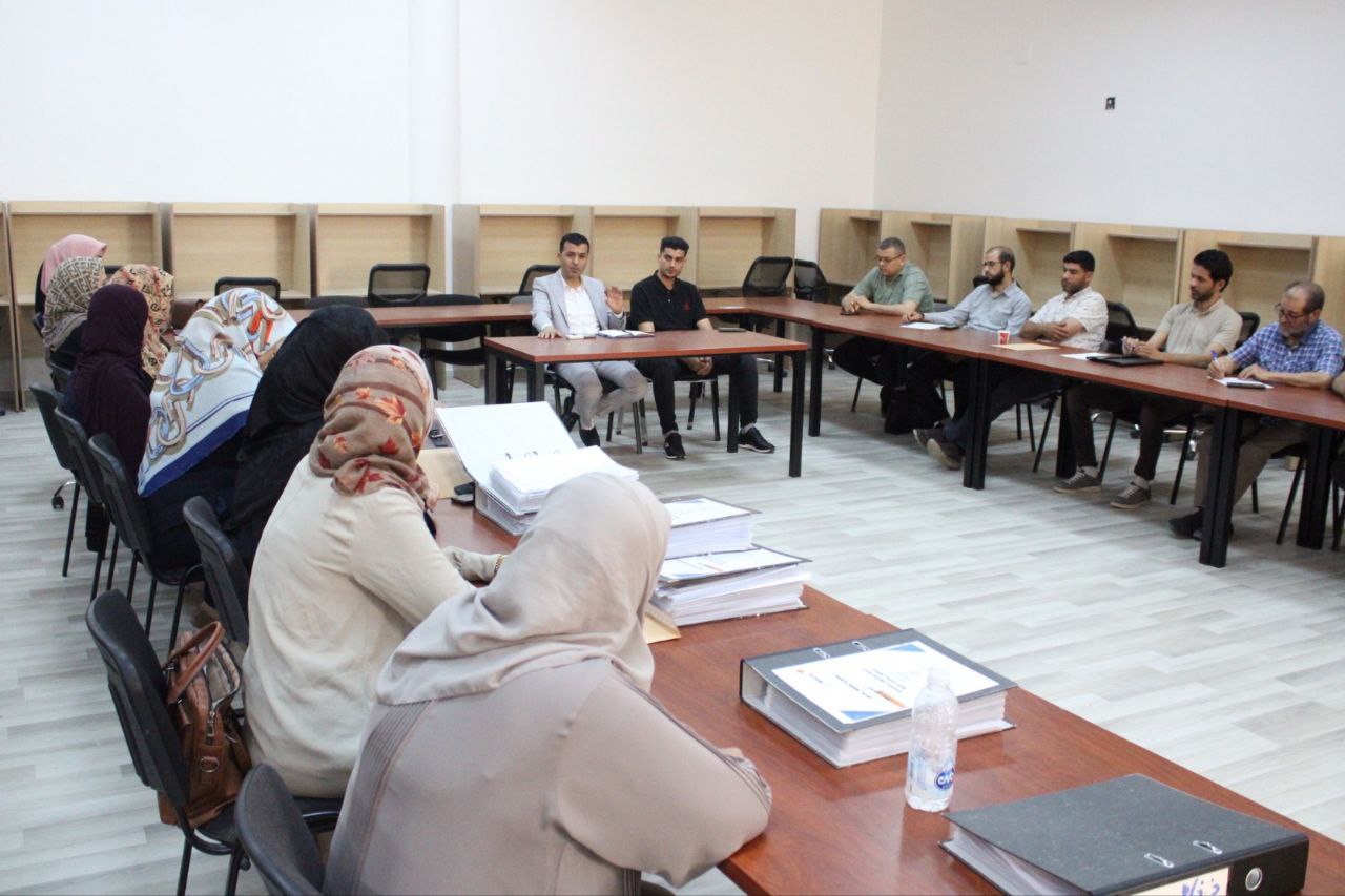 السيد عميد الكلية يجتمع بفريق الجودة و رؤساء الأقسام ومدراء المكاتب بالكلية 
