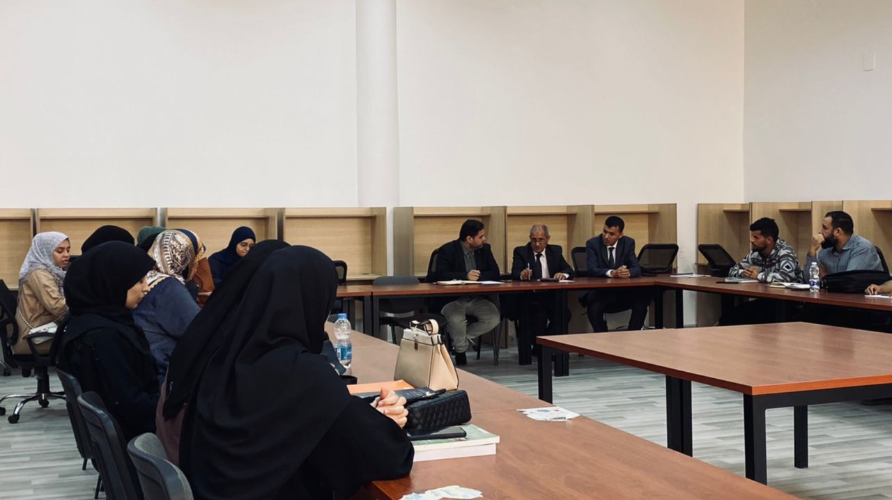 مكتب الدراسات يجتمع بطلاب المرحلة العليا