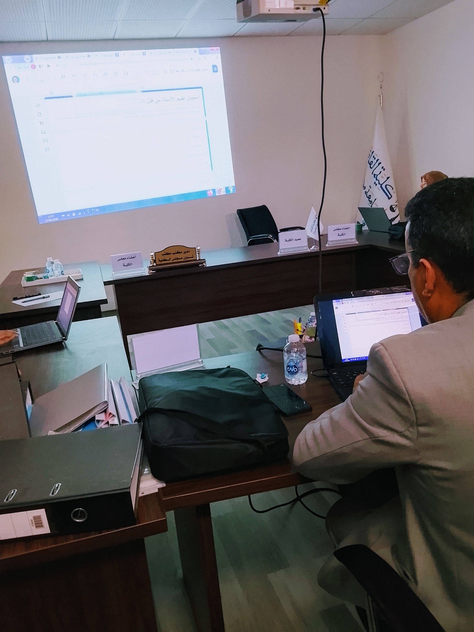 ورشة عمل حول تصميم وتحليل استبانات تقييم الأداء باستخدام التقنيات الحديثة ضمن خطة الجامعة لتطوير كوادر الجودة
